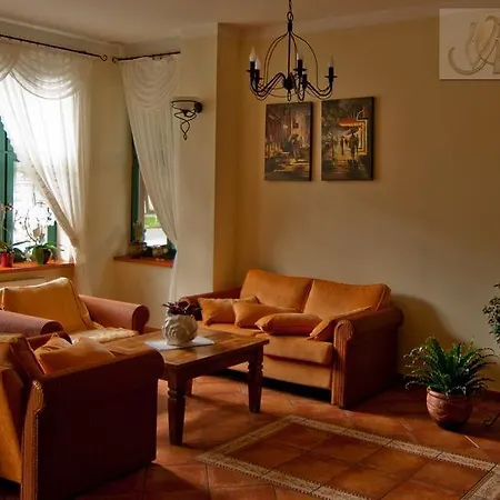 Alexandra Bed & Breakfast 3*